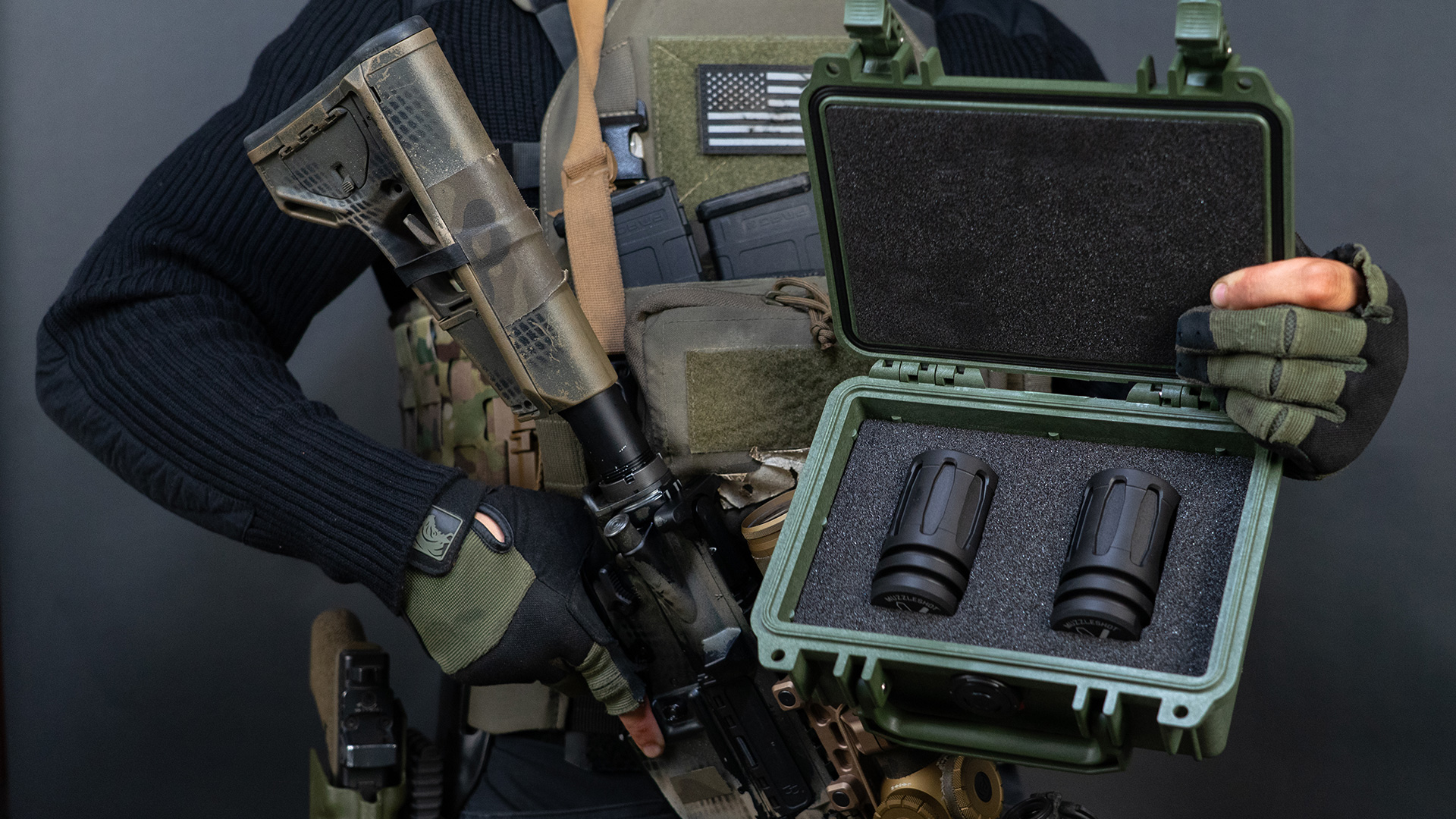 photog_holdingcase_green